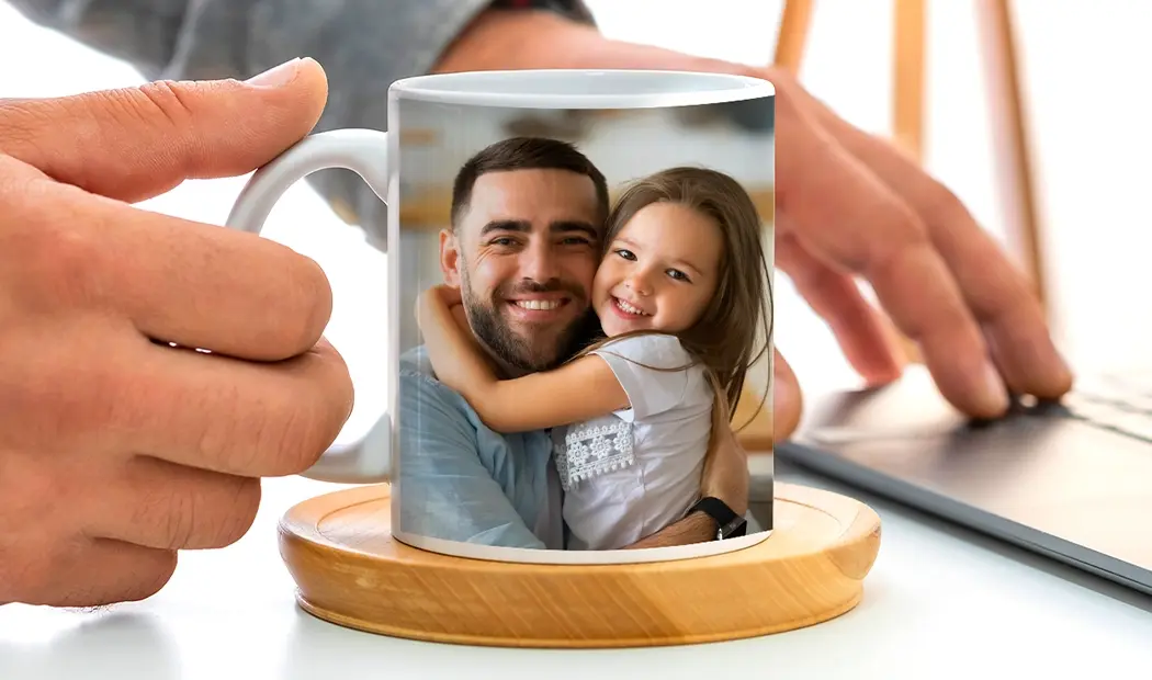 Mama und Baby halten eine Printerpix-Cartoon-Design-Tasse mit Papa-Text