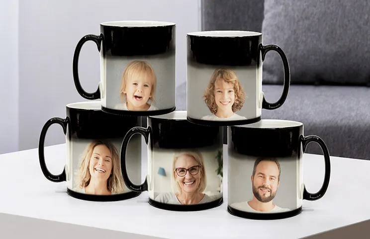 ["Printerpix Individuelle magische Farbwechsel-Tasse mit personalisiertem Foto eines Babys enthüllt","Printerpix Individuelle magische Farbwechsel-Tasse mit personalisiertem Foto eines Babys enthüllt","Junger Junge hält individuell gestaltete magische Tasse mit Foto von sich selbst","Magische Tasse mit Bild einer Katze, auf die Tee auf einem Schreibtisch gegossen wird","Paar hält zwei Farbwechsel-Tassen mit individuellem Text von Printerpix","Personalisierte magische Tasse mit enthülltem Foto einer jungen Frau","","","",""]||||||||||