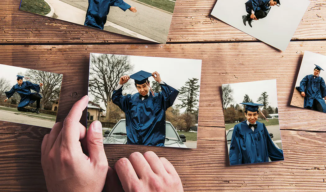 Fotoentwicklung bei Printerpix|Stapel individuell gestalteter Fotodrucke vom Printerpix Online-Fotoservice|Kleine, mittelgroße und große Fotodrucke auf einem Tisch von einem Mobiltelefon|Fotodrucke|Hände halten einen Fotodruck von drei Kindern im Urlaub|Verschiedene Größen von Online-Fotodrucken von Familienfotos, die mit dem Mobiltelefon aufgenommen wurden|||||