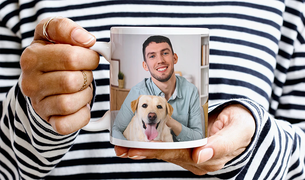 Personalisierte Fototassen von Printerpix|Mutter und Baby halten eine benutzerdefinierte Tasse mit einem Cartoon-Design von Printerpix und dem Text "Papa"|Personalisierte Fototasse mit einem Bild eines krabbelnden Babys im Tier-Overall|Mutter und Tochter halten individuell gestaltete Fototassen mit Familienfotos|Küssendes Paar mit personalisierten Tassen mit Text|Personalisierte Fototasse mit Ihrem eigenen Foto von einem Hund darauf|||||