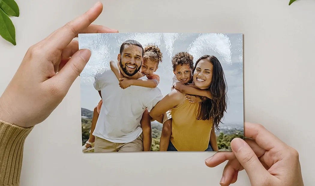 Stapel maßgeschneiderter Fotoabzüge vom Printerpix Online-Fotoservice