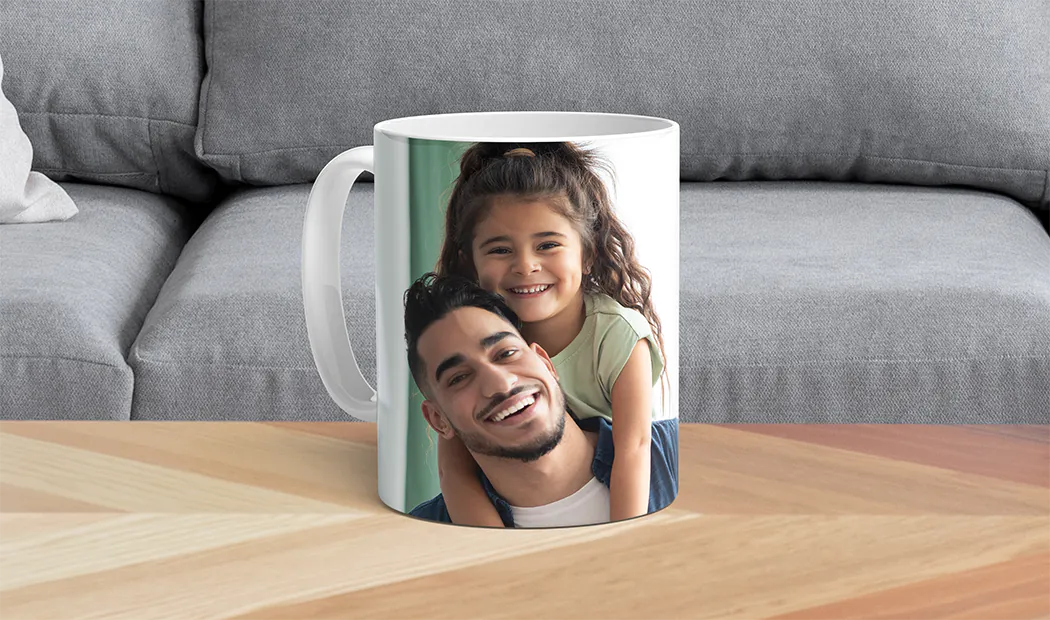 Personalisierte Fototassen von Printerpix|Mama und Baby halten eine Printerpix-Cartoon-Design-Tasse mit Papa-Text|Personalisierte Fototasse mit Bild von krabbelndem Baby im Tieroverall|Mama und Tochter halten individuell gestaltete Fototassen mit Familienfotos|Küssendes Paar mit personalisierten Tassen mit Text|Personalisierte Fototasse mit Ihrem eigenen Foto eines Hundes|||||