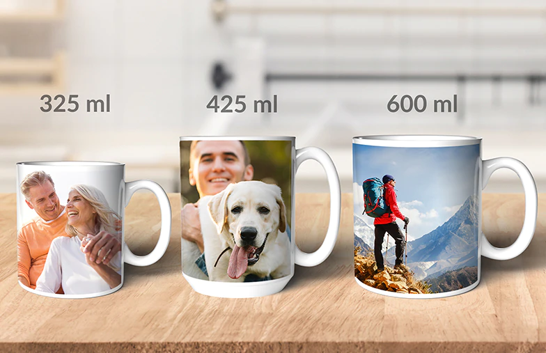 Nahaufnahme einer benutzerdefinierten Fototasse mit einer Fotocollage von Familienfotos und Text