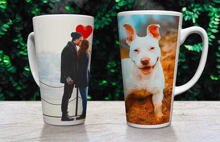Zwei große weiße Latte-Tassen, individuell gestaltet mit Fotos eines Paares und ihres Hundes