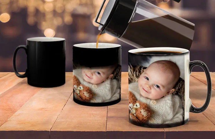 Junger Junge hält eine individuell gestaltete magische Tasse mit eigenem Foto