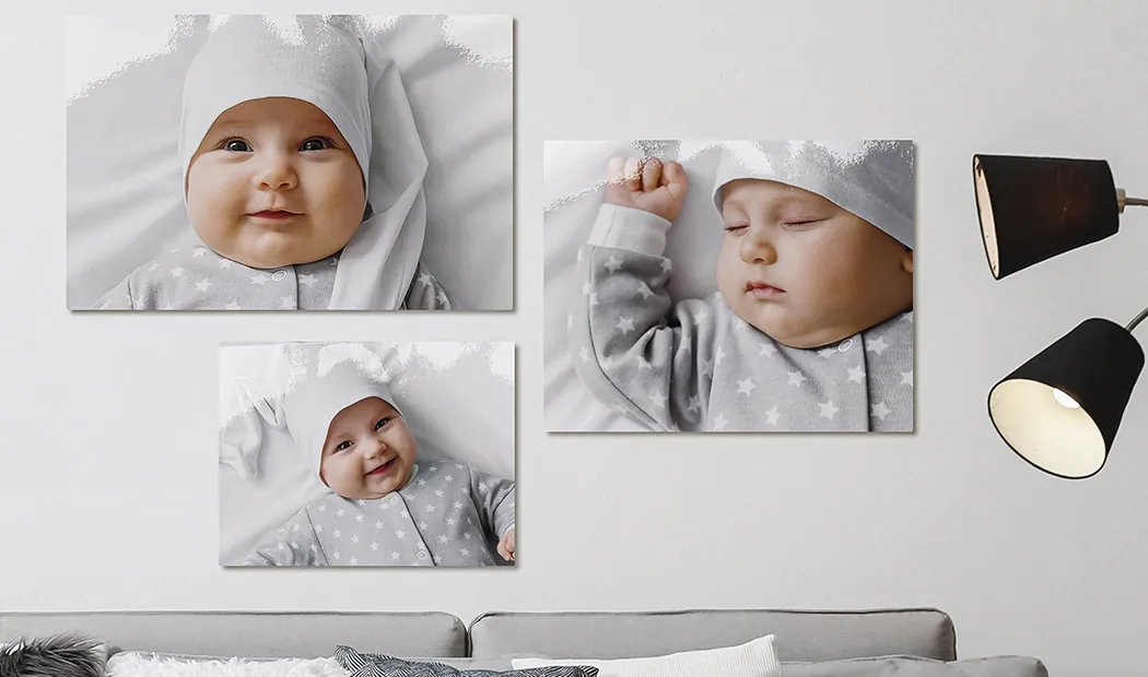 Kleine, mittlere und große Fotoabzüge auf dem Tisch vom Handy