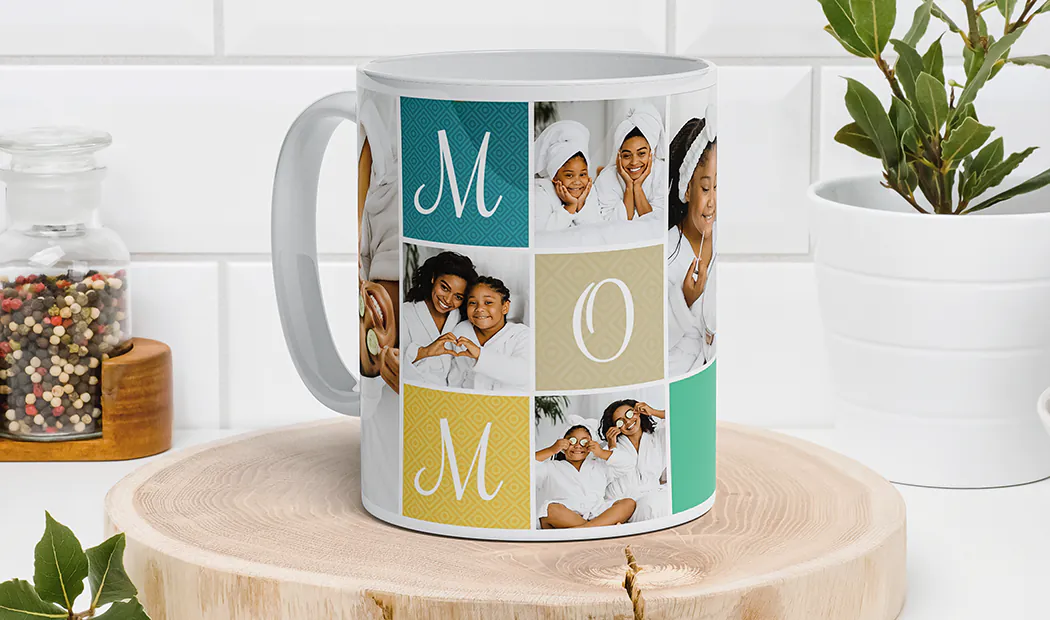 Personalisierte Fototasse mit Bild eines krabbelnden Babys in einem Tier-Overall