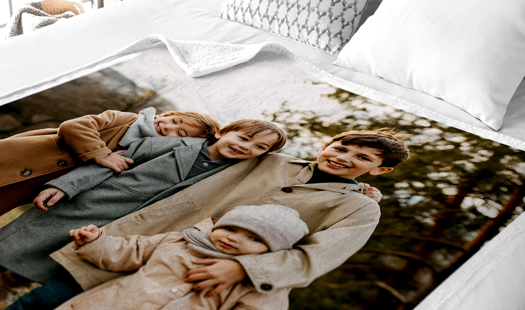 Große Fotodecke auf Doppelbett mit Bild eines Mädchens