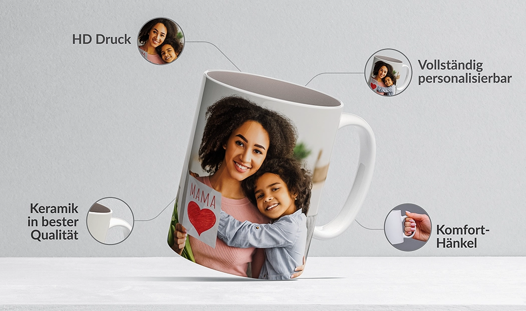Nahaufnahme einer Tasse mit Bildcollage von Fotos eines jungen Paares