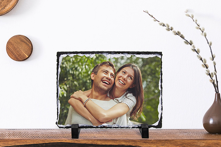 Personalisiertes Schieferfoto in Deutschland mit einem glücklichen Paar – ein einzigartiges Erinnerungsstück.