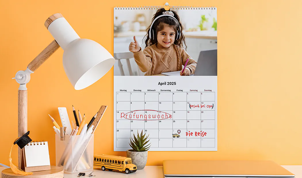 Romantisches Paar im Wohnzimmer mit personalisiertem 2020 Wandkalender mit Verlobungsfoto