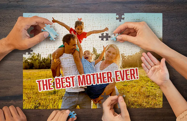 Personalisiertes Puzzle in Deutschland zeigt eine glückliche Familie mit der Aufschrift „Die beste Mutter der Welt!“ – eine originelle Geschenkidee.