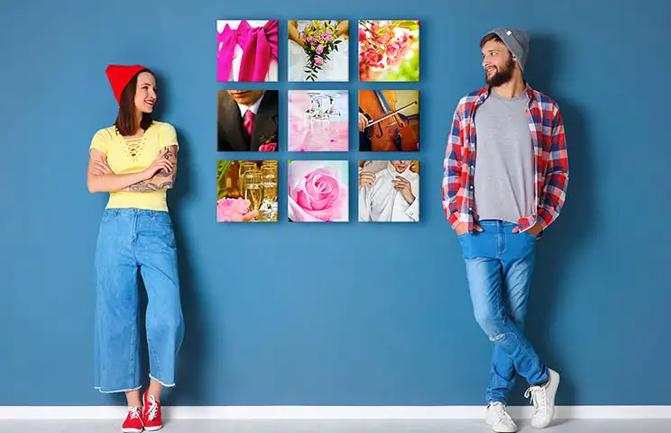 Paar vor einer blauen Wand mit neun quadratischen Fotoleinwänden