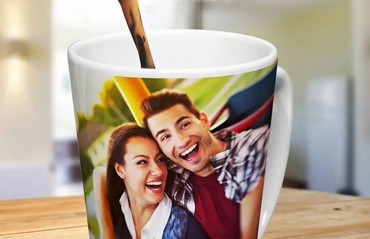 Kaffeetasse mit Foto eines jungen Paares