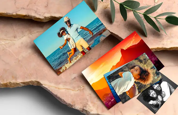 Verschiedene Größen von online bestellten Fotoabzügen von Familienfotos, die mit dem Handy aufgenommen wurden