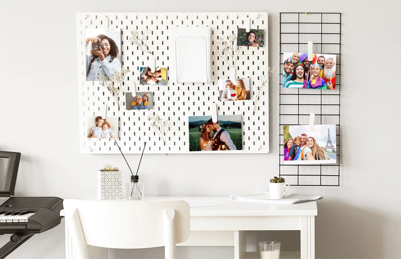 Verschiedene Größen von Online-Fotoabzügen von Familienfotos, die mit dem Mobiltelefon aufgenommen wurden