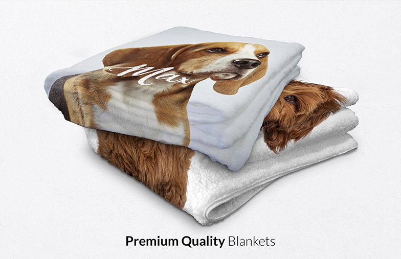 Personalisierte Kuscheldecke in Deutschland; zeigt eine Frau, die ihren Golden Retriever am Strand umarmt.