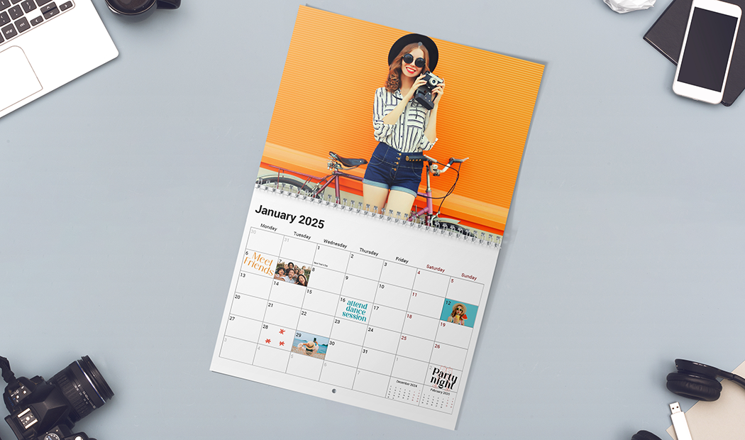 Personaliserter Wandkalender|Personalisierter Kalender 2025: Bunter Januar mit Ihren eigenen Fotos, stilvoll präsentiert auf einem Schreibtisch mit Technik und Accessoires.|Personalisierte Kalender in A5, A4, A3 & Küchenformat: Gestalten Sie Ihre Familienfotos für 2025 in Deutschland!|Personalisierter Wandkalender Juli 2024 mit Hochzeitsfotos von Thomas & Emma in Deutschland.|Personalisierte Wandkalender 2025 aus Deutschland: Gestalten Sie Ihren individuellen Kalender mit Fotos, Texten und einzigartigen Layouts.|Personalisierter Juni 2024 Wandkalender mit Paar beim Backen und handschriftlichen Notizen in Deutschland.|Personalisierter Wandkalender Juni 2024 mit einem Paar beim Backen und handschriftlichen Notizen – aus Deutschland.||||