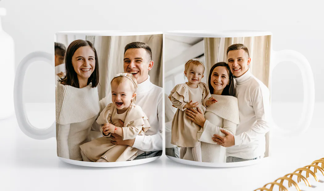 ["Personalised Photo Mugs by Printerpix", "Mother and baby holding a mug with Printerpix cartoon design and 'Daddy' text", "Personalised photo mug with image of a crawling baby in an animal onesie", "Mother and daughter holding custom-designed photo mugs with family photos", "Kissing couple with personalised mugs with text", "Personalised photo mug with own photo of a dog", "", "", "", "", ""]|Fototassen|Fototassen|Fototassen|Fototassen|Fototassen|||||