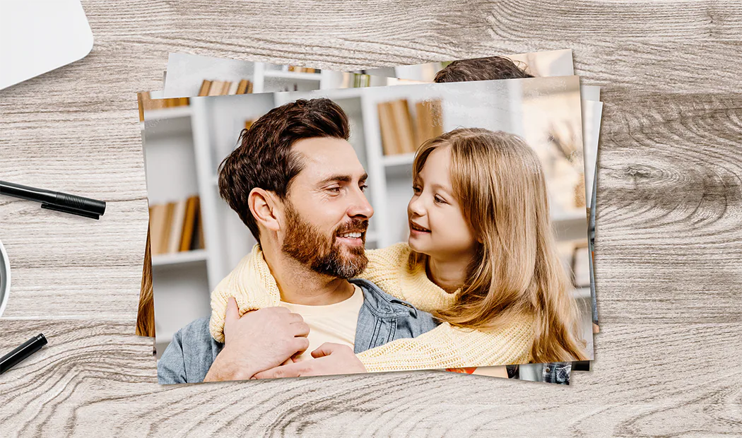 Stapel personalisierter Fotoabzüge vom Printerpix Online-Fotodruckservice