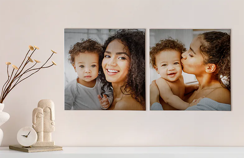 Foto-Metalldrucke|Foto-Metalldrucke|Kleiner quadratischer Metalldruck eines Mannes, der in einen See taucht|Metalldruckfoto von Mutter und Tochter auf dem Bücherregal|Frau hängt Metalldruckfoto von Freundin und Freund an die Wand|Foto Metallabdrucke|||||
