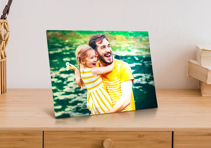 Metall-Fotodruck von Mutter und Tochter auf dem Bücherregal