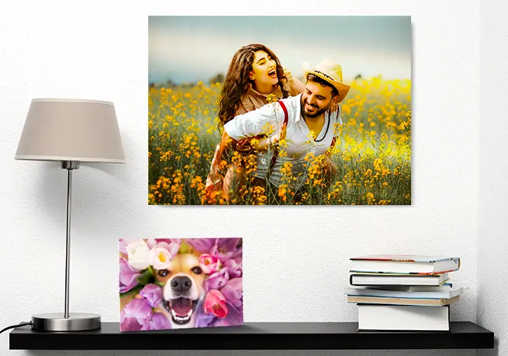Frau platziert Metall-Fotodruck von Freundin und Freund an der Wand